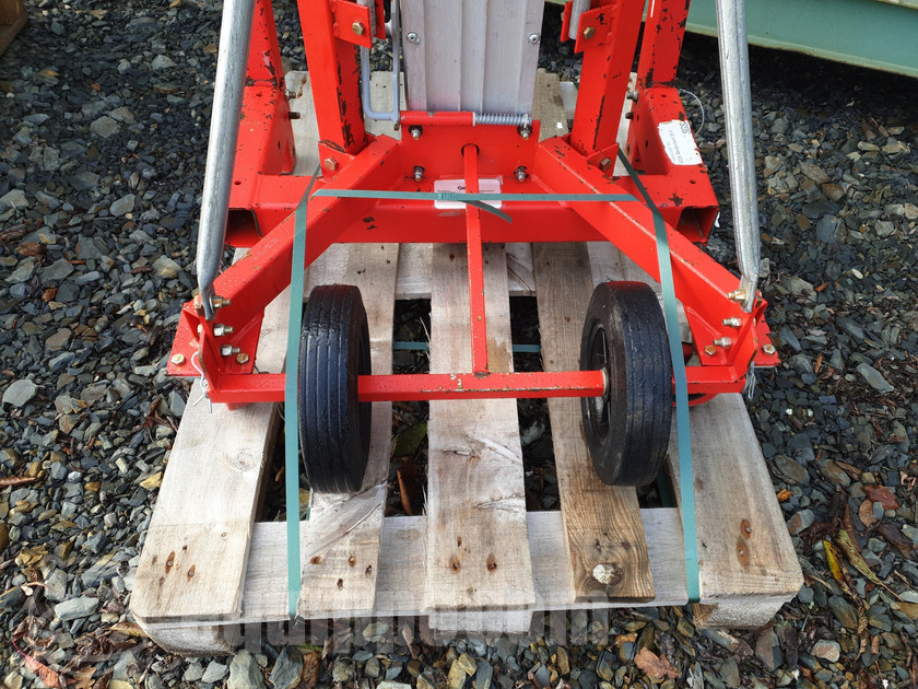 Genie SLC18 Mechanical Material Lift (For parts only) Used Small