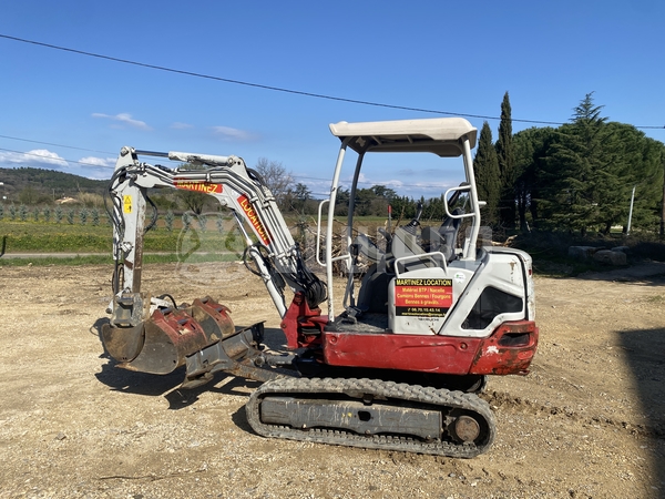 Foto van de Takeuchi TB225 met 3 graafbakken en hamer