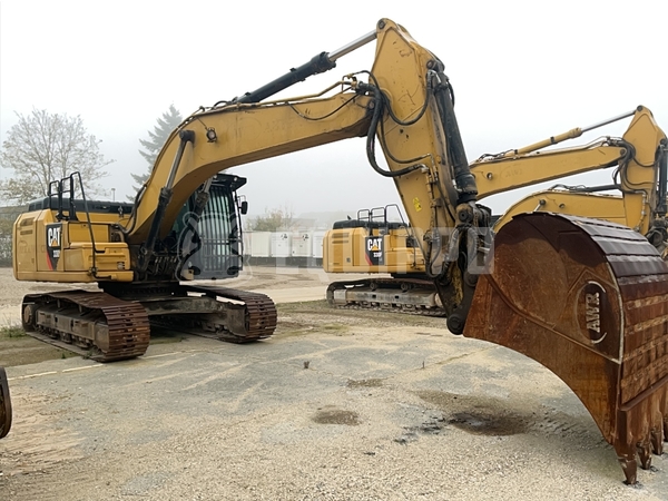 Bild des Caterpillar 330 FLN mit Oilquick OQ-80 Schnellkupplung und Löffel