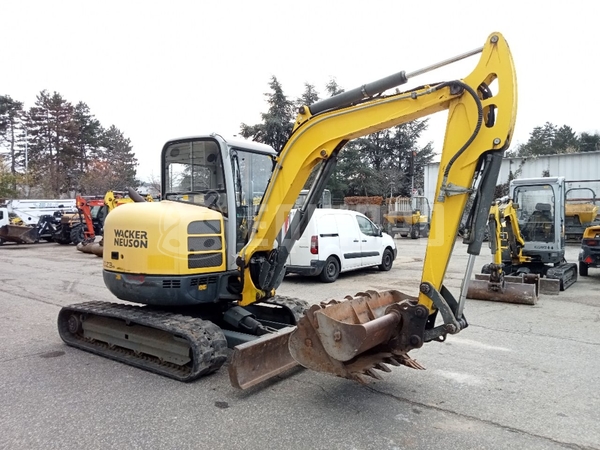 Photo de la Wacker Neuson 50Z3 avec 3 godets d'excavatrice