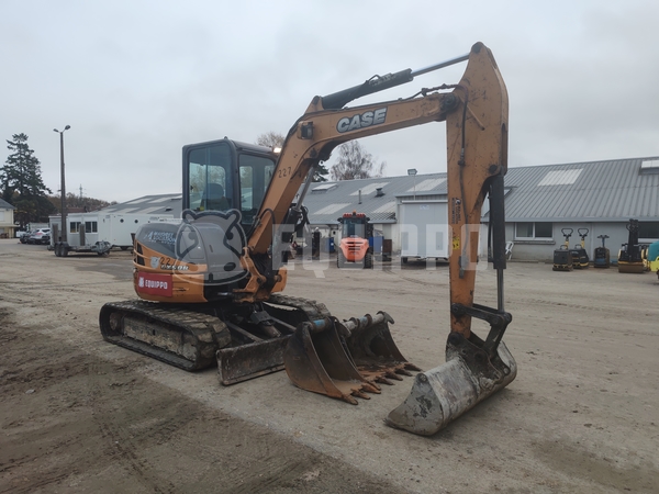 Photo de la Case CX50B avec 3 godets de pelle