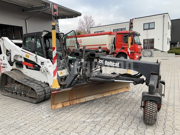 Foto van de Bobcat t770 met 2013 Bobcat 108 Grader Attachment