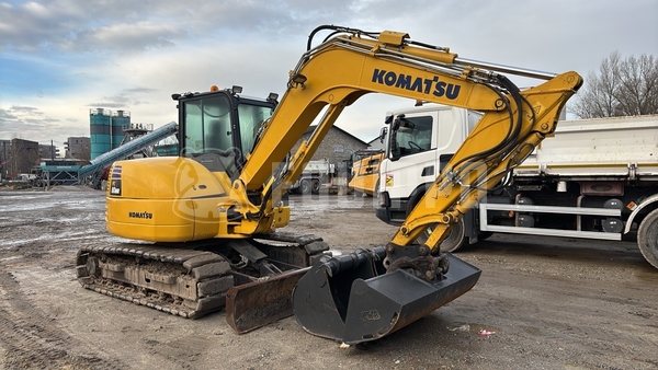 Imagen del Komatsu PC80MR-5E0 con 3 cazos de excavadora