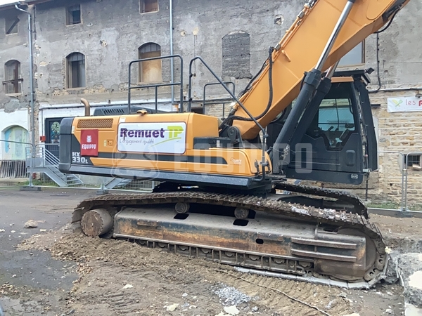 Picture of the Hyundai HX330L with demolition boom, standard boom & shear 