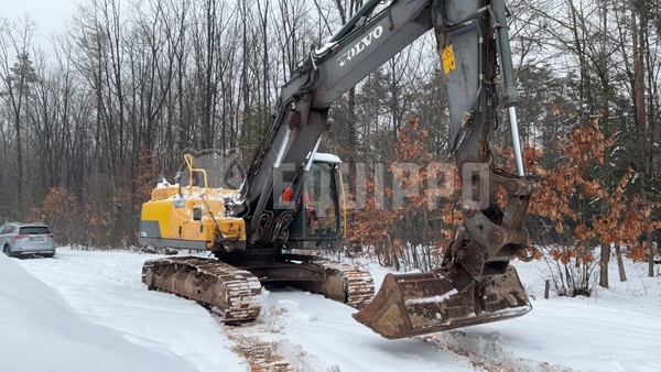 Bild des Volvo EC250DNL mit 3 Baggerlöffeln