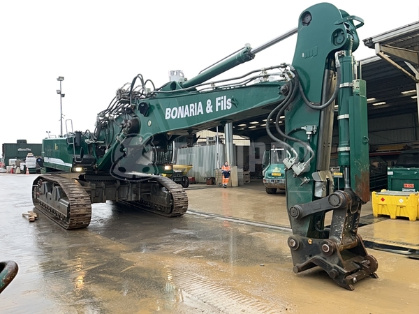 Picture of the Liebherr R954C with 2 booms and 2 buckets