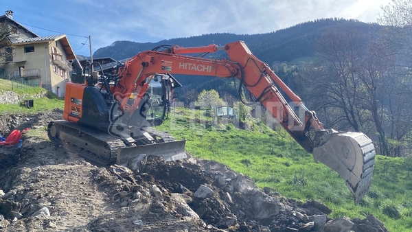 Photo de la Hitachi zx135Us-6