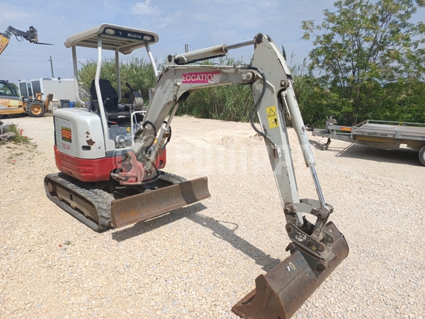 Imagen del Takeuchi TB23R con 3 cazos de excavadora