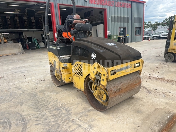 Foto van de Bomag BW 100 AD-4
