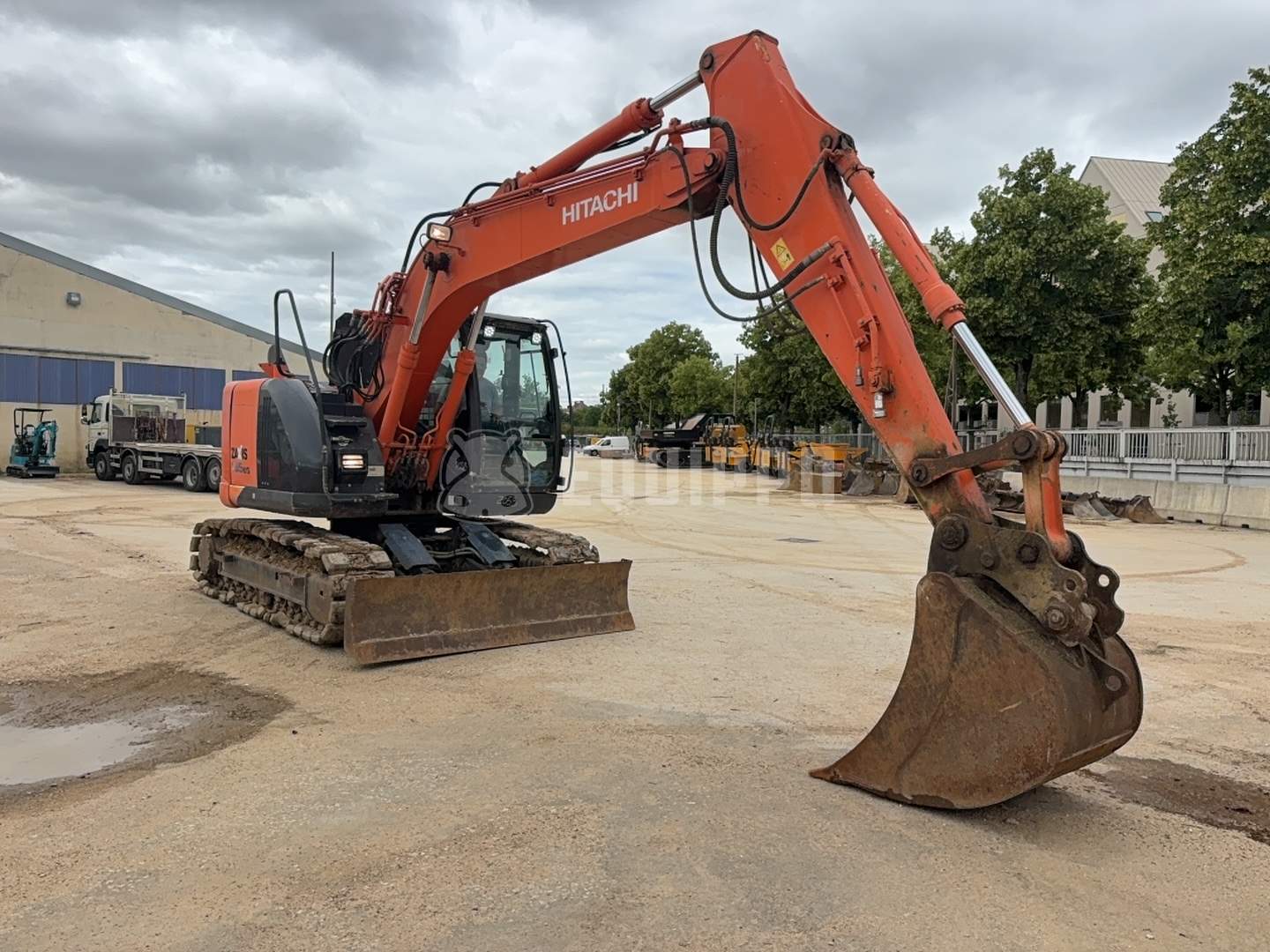 ピチュー Hitachi ZX135US-5B Used Tracked Excavator for Sale | Equippo
