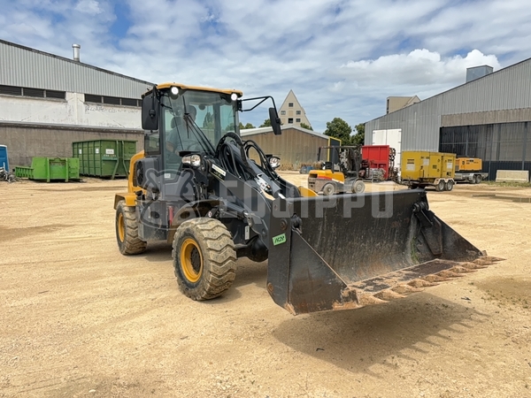 Picture of the XCMG XC916E with bucket and forks