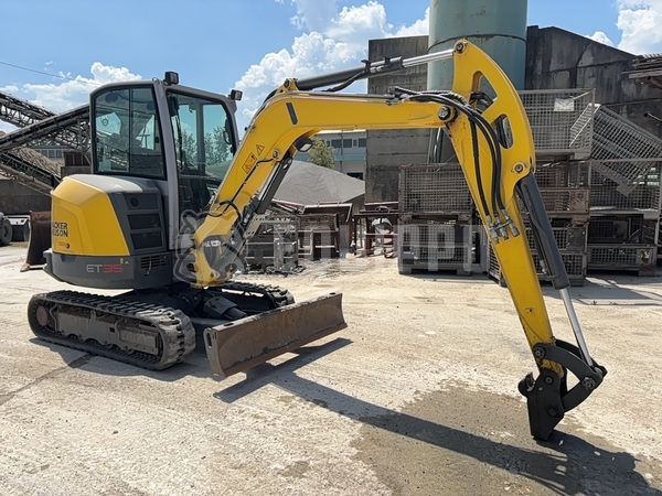 Photo de la Wacker Neuson ET35 avec 3 godets d'excavatrice